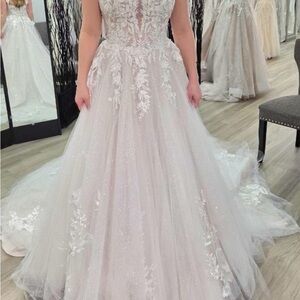 Elegant Lace Bridal Gown